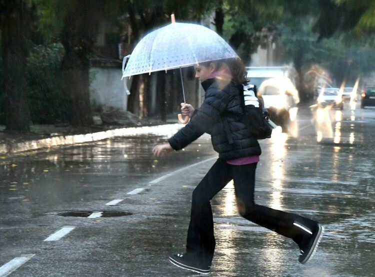 Облачно и дъждовно, ще вали и през следващата нощ