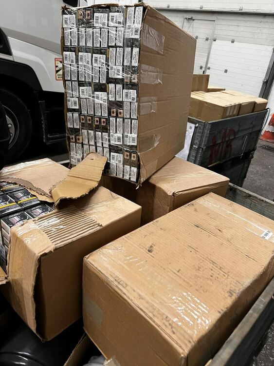 Откриха 265 400 контрабандни цигари в тир с машини и механични устройства