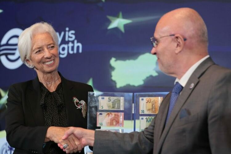 Президентът на ЕЦБ Кристин Лагард и управителят на БНБ Димитър Радев показаха и се подписаха върху образци на евробанкнотите по време на конференцията на високо равнище в София.