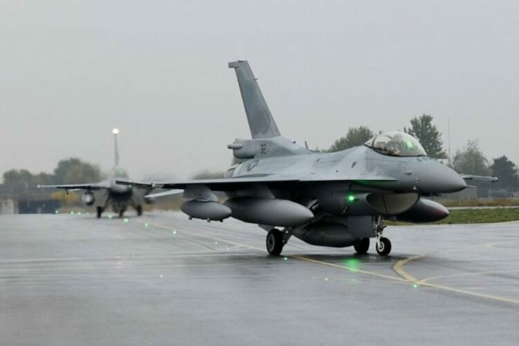 Румъния купи 18 изтребителя F-16 за 1 евро. Проблемите в България продължават