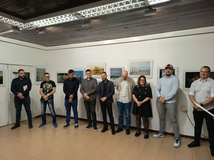 Млади фотографи от Смолян откриха изложба с благотворителна кауза