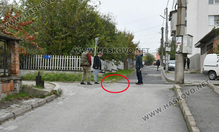 Жалват се за шахти, бълващи смърдяща вода до Езиковата гимназия и в парк