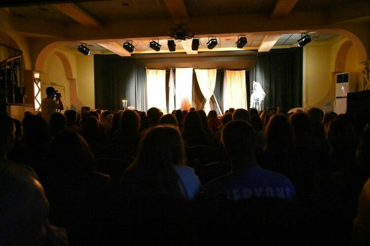 Спектакълът „Зад завесата на насилието" в Асеновград