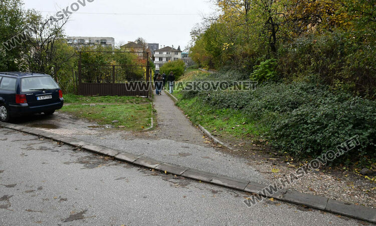 Жалват се за шахти, бълващи смърдяща вода до Езиковата гимназия и в парк