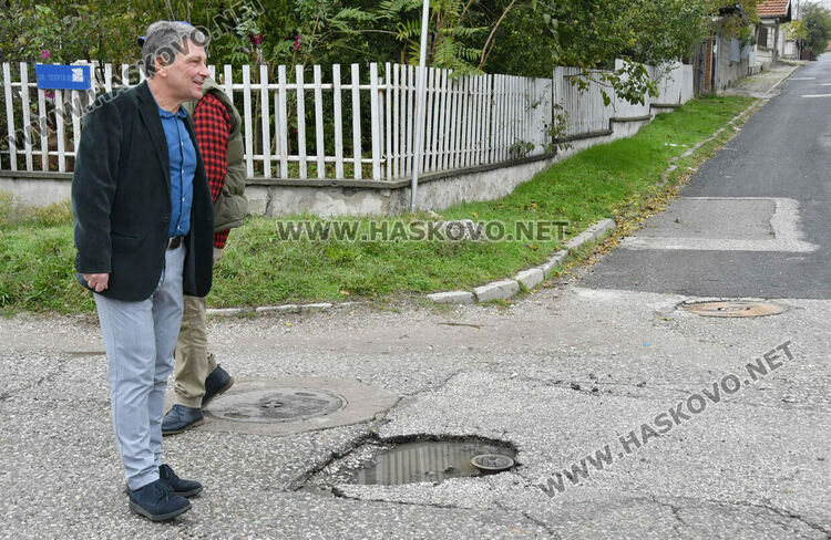 Жалват се за шахти, бълващи смърдяща вода до Езиковата гимназия и в парк