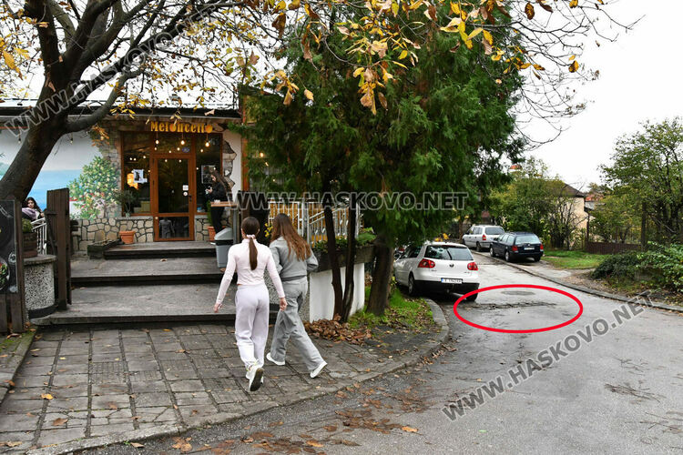 Жалват се за шахти, бълващи смърдяща вода до Езиковата гимназия и в парк