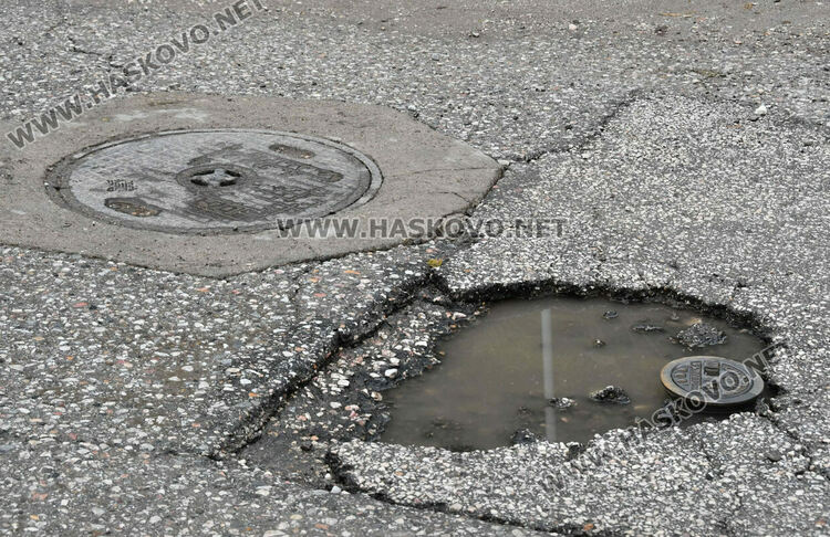 Жалват се за шахти, бълващи смърдяща вода до Езиковата гимназия и в парк
