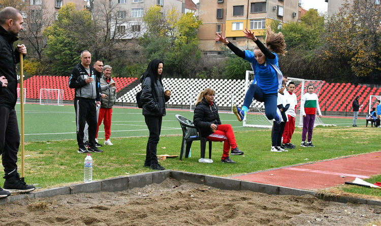 Ясни са два от шампионските отбори на ученическите игри по лека атлетика 