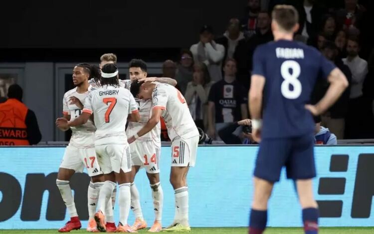 Халфът на ПСЖ Фабиан Руис е подпрял безпомощно ръце на кръста, гледайки как футболистите на „Байерн“ празнуват първия гол на Луис Диас.