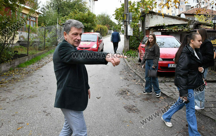 Жалват се за шахти, бълващи смърдяща вода до Езиковата гимназия и в парк