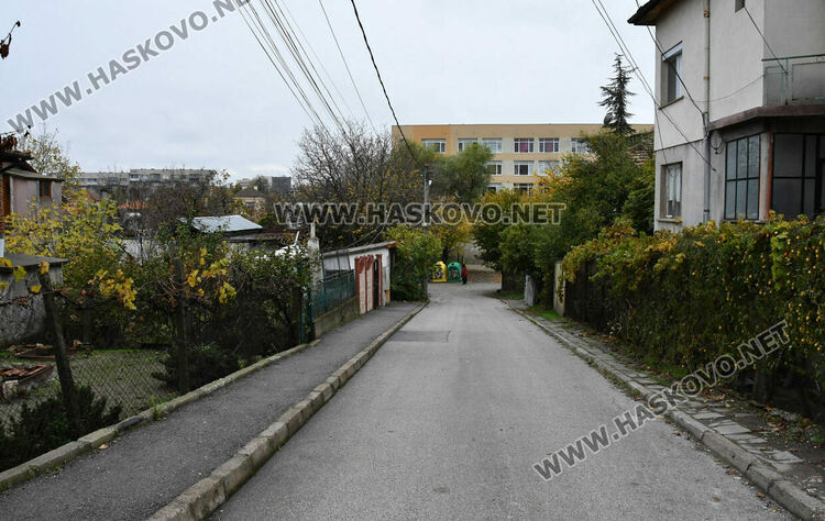 Жалват се за шахти, бълващи смърдяща вода до Езиковата гимназия и в парк