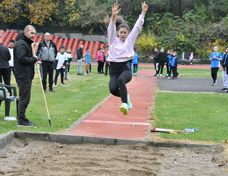 Ясни са два от шампионските отбори на ученическите игри по лека атлетика 