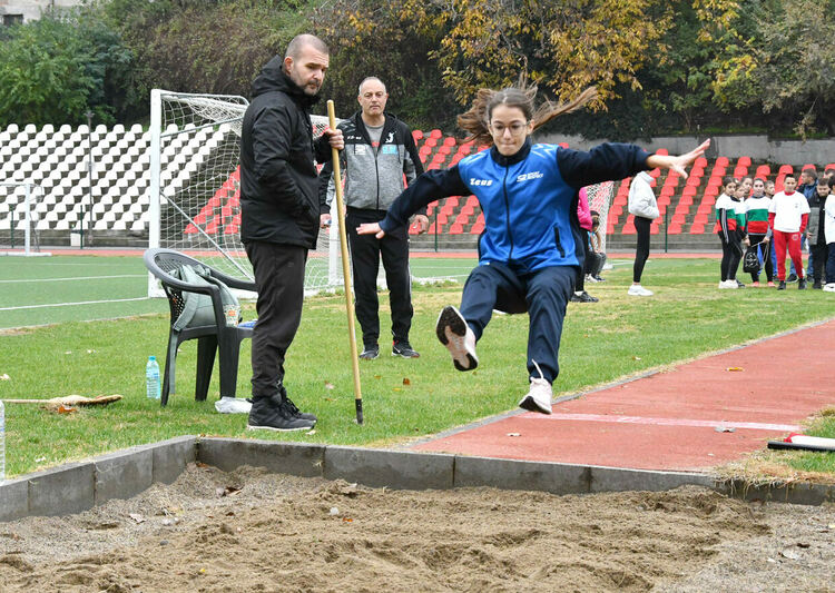 Ясни са два от шампионските отбори на ученическите игри по лека атлетика 