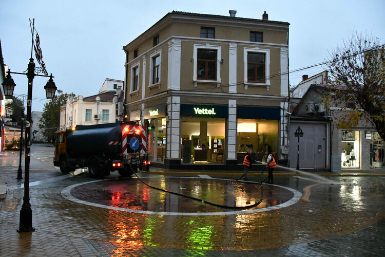 Мият центъра на Хасково, дори и при дъжд