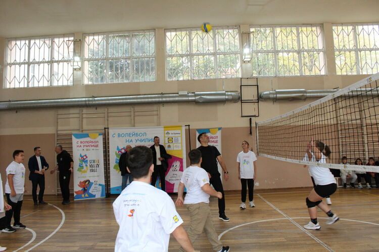 Инициативата "С волейбол в училище" днес бе в ОУ "Пенчо Славейков"