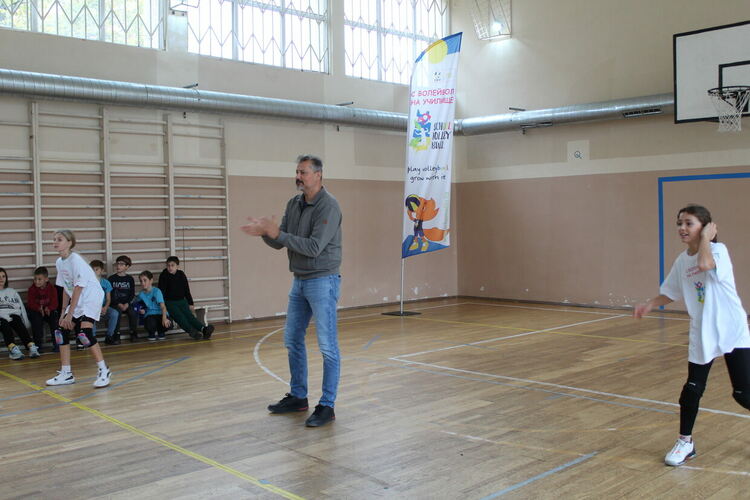 Инициативата "С волейбол в училище" днес бе в ОУ "Пенчо Славейков"
