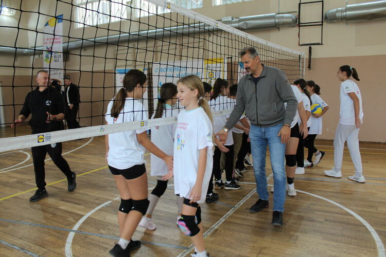 Инициативата "С волейбол в училище" днес бе в ОУ "Пенчо Славейков"