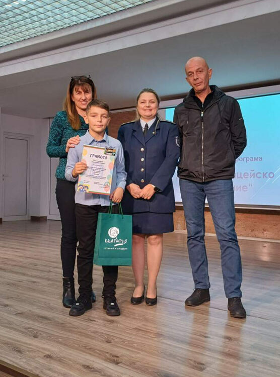 Двама ученици от Кърджали са отличени в национален конкурс на МВР за детска рисунка