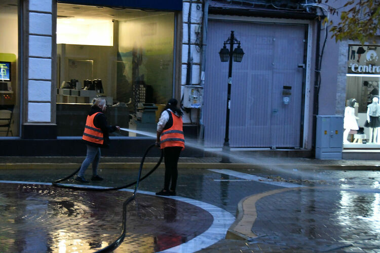 Мият центъра на Хасково, дори и при дъжд