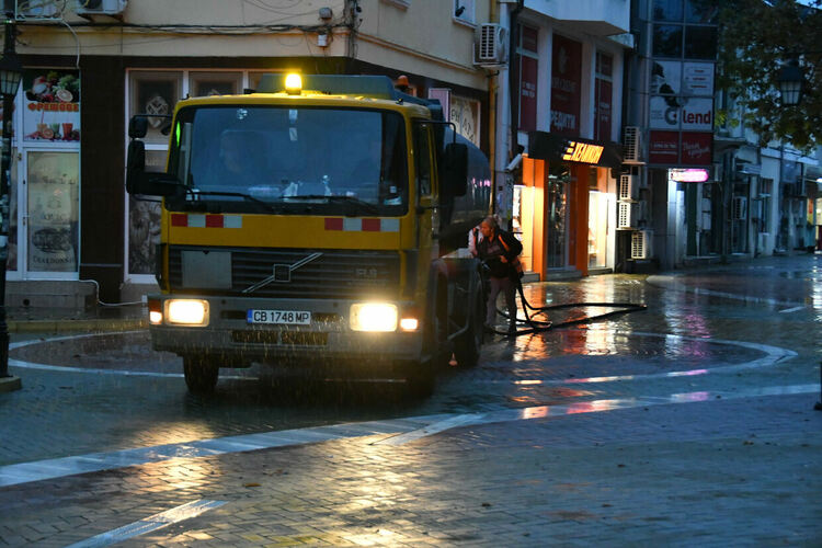Мият центъра на Хасково, дори и при дъжд