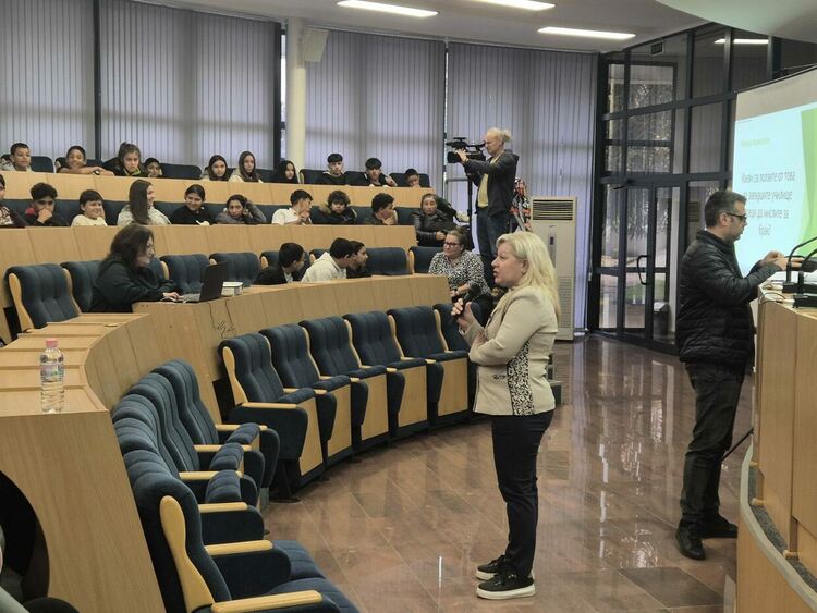 Проведоха обучителна лекция пред шестокласници за опасността от ранни детски бракове и раждания