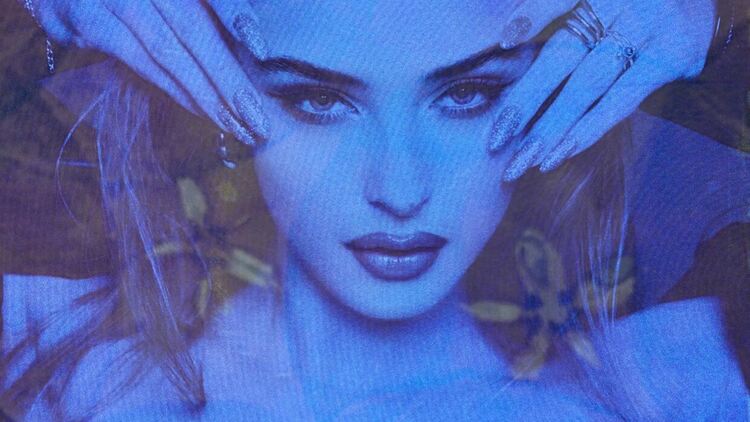 Elizabet разкри първия си международен проект