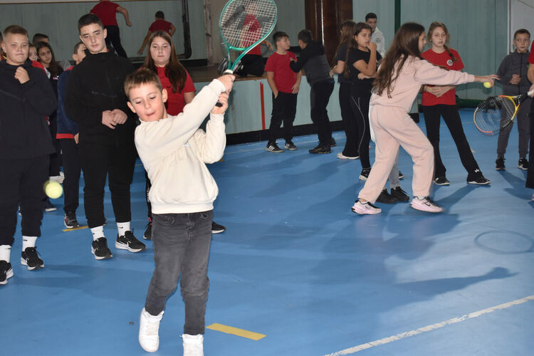 Фондацията на Григор Димитров с открит урок по тенис в СУ „Васил Левски“ в Хасково