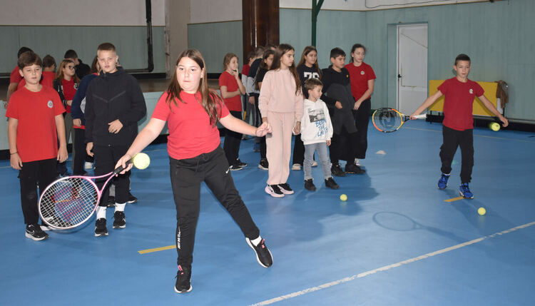 Фондацията на Григор Димитров с открит урок по тенис в СУ „Васил Левски“ в Хасково