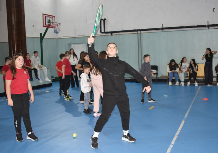 Фондацията на Григор Димитров с открит урок по тенис в СУ „Васил Левски“ в Хасково