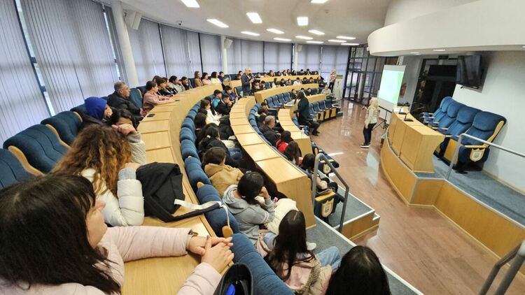 Проведоха обучителна лекция пред шестокласници за опасността от ранни детски бракове и раждания