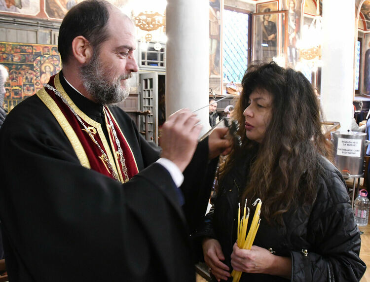 Богомолци изпълниха едноимената църква на Архангеловден в Хасково