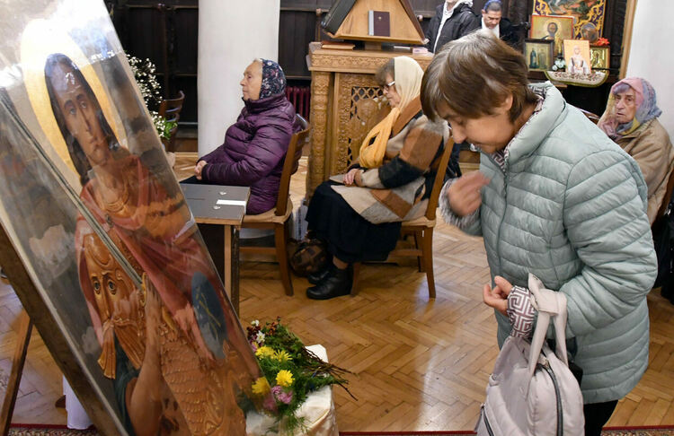 Богомолци изпълниха едноимената църква на Архангеловден в Хасково