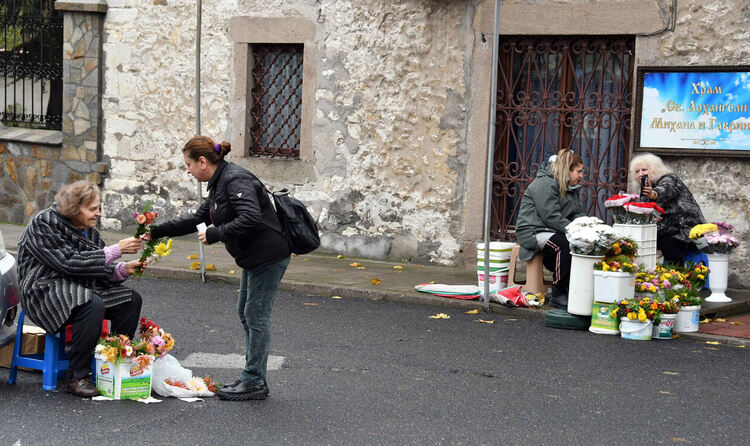 Богомолци изпълниха едноимената църква на Архангеловден в Хасково