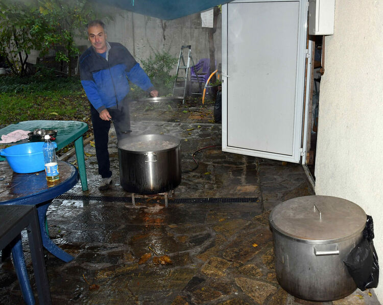 Богомолци изпълниха едноимената църква на Архангеловден в Хасково