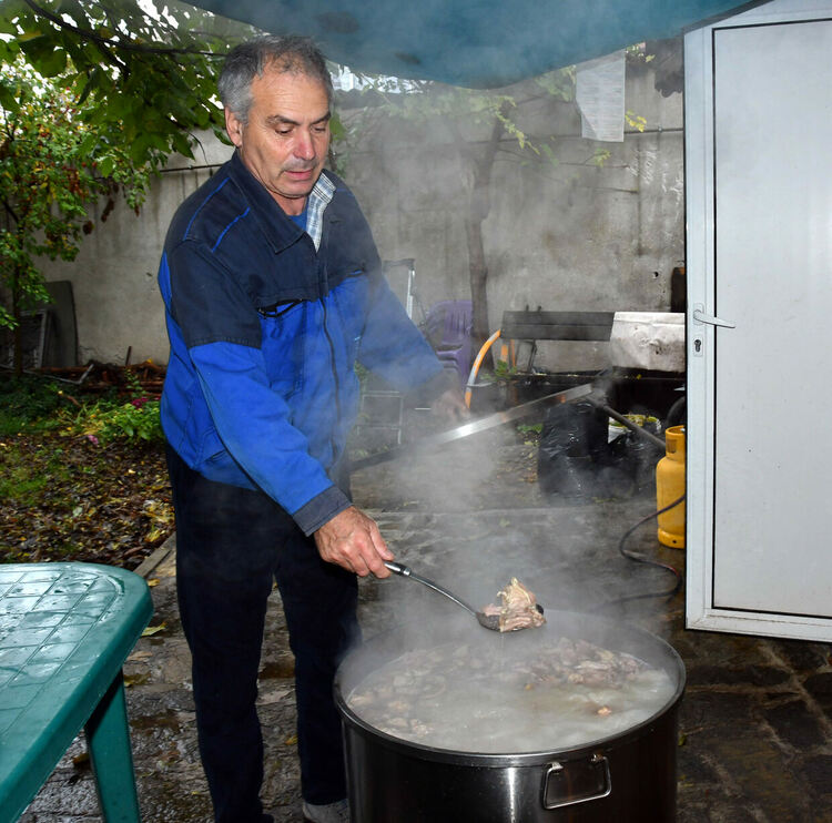 Богомолци изпълниха едноимената църква на Архангеловден в Хасково