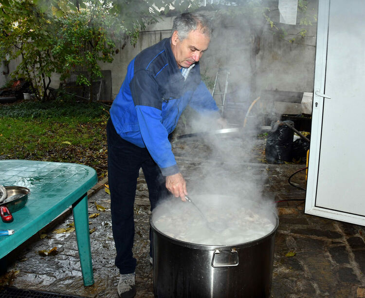 Богомолци изпълниха едноимената църква на Архангеловден в Хасково