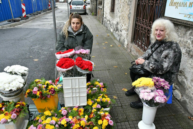Богомолци изпълниха едноимената църква на Архангеловден в Хасково