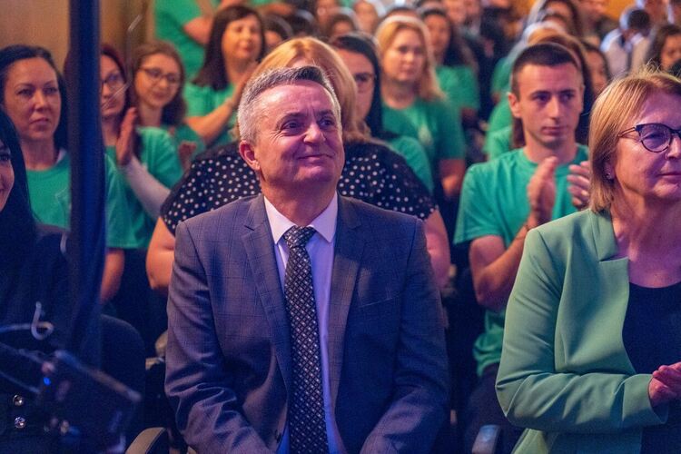 Безплатни „умни гривни“ за възрастни и самотно живеещи хора в Доспат – нова услуга за дистанционна грижа