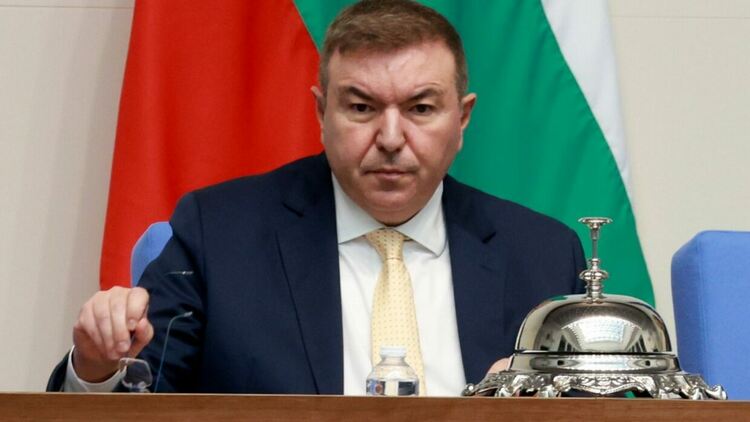 Костадин Ангелов не изключи възможността БЕХ да купи "Лукойл" 