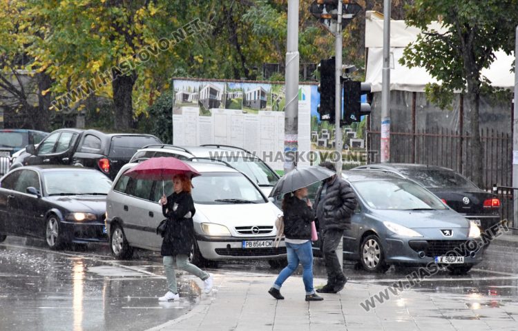 Облачно и дъждовно, но сравнително топло в понеделник