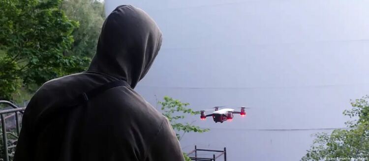 Престъпници, които срещу дребни суми извършват саботажи и разпространяват пропаганда - това е мрежата, която Русия използва в Европа.