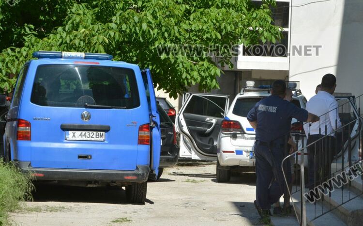 Три деца и двама мъже са задържани с наркотици в Хасково и Димитровград