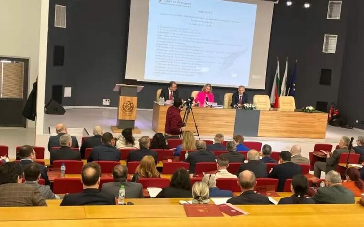 Преходните остатъци са "бели пари за черни дни", казват ректори. (Снимката е от заседание на Съвета на ректорите в Плевен).