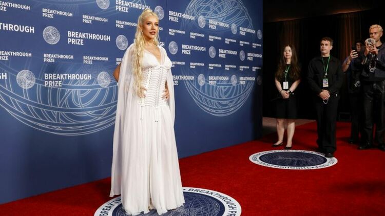 Christina Aguilera празнува Коледа в Париж с нов музикален филм