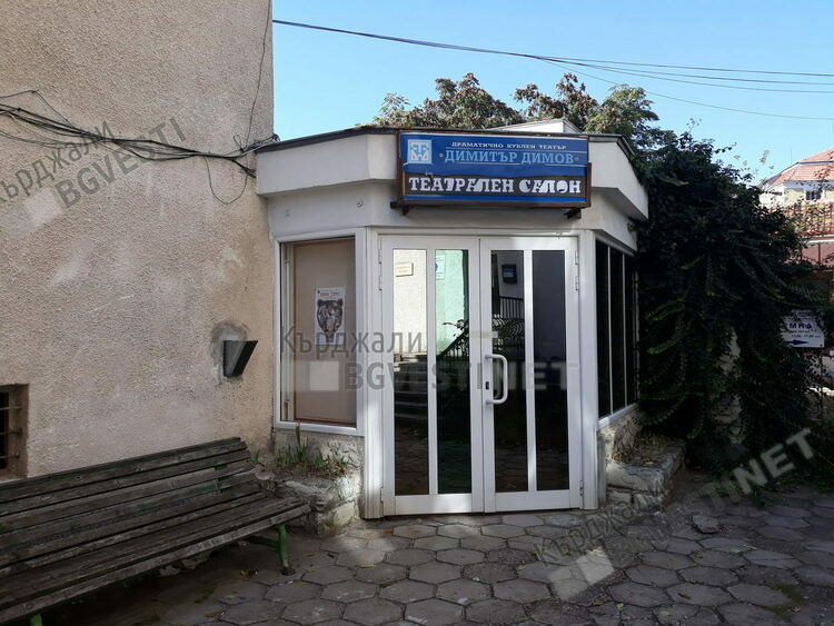 Кукленият театър затвори врати, строеж блокира аварийния изход