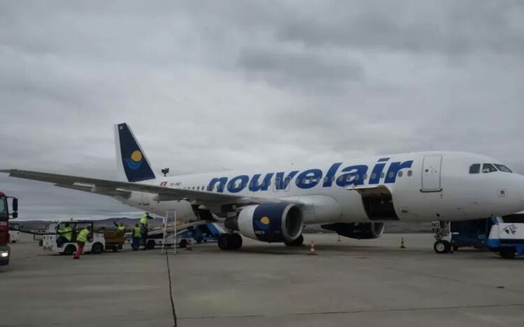 Самолет на Nouvelair на бургаското летище. Авиокомпанията осъществява чартърни полети за български туристи до Тунис.
