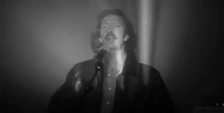 Eric Clapton сподели официално видео към „Bad Love“, част от емблематичния албум „Journeyman“