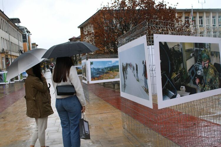Смолян почете 147 години от създаването на Сухопътните войски с фотоизложба на Стар център