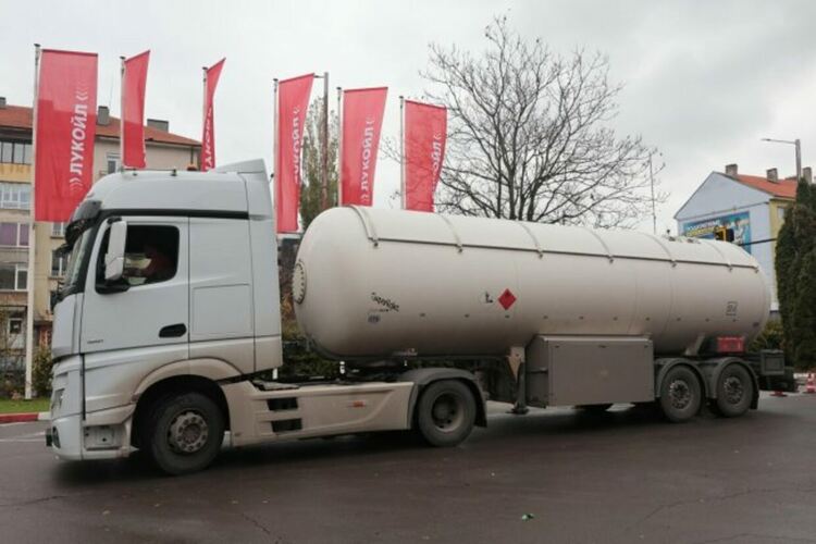 България има резервен бензин за 35 дни, дизелът ще стигне за 50