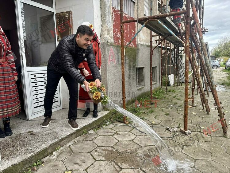 12 блока ще бъдат санирани в Димитровград, направиха първа копка